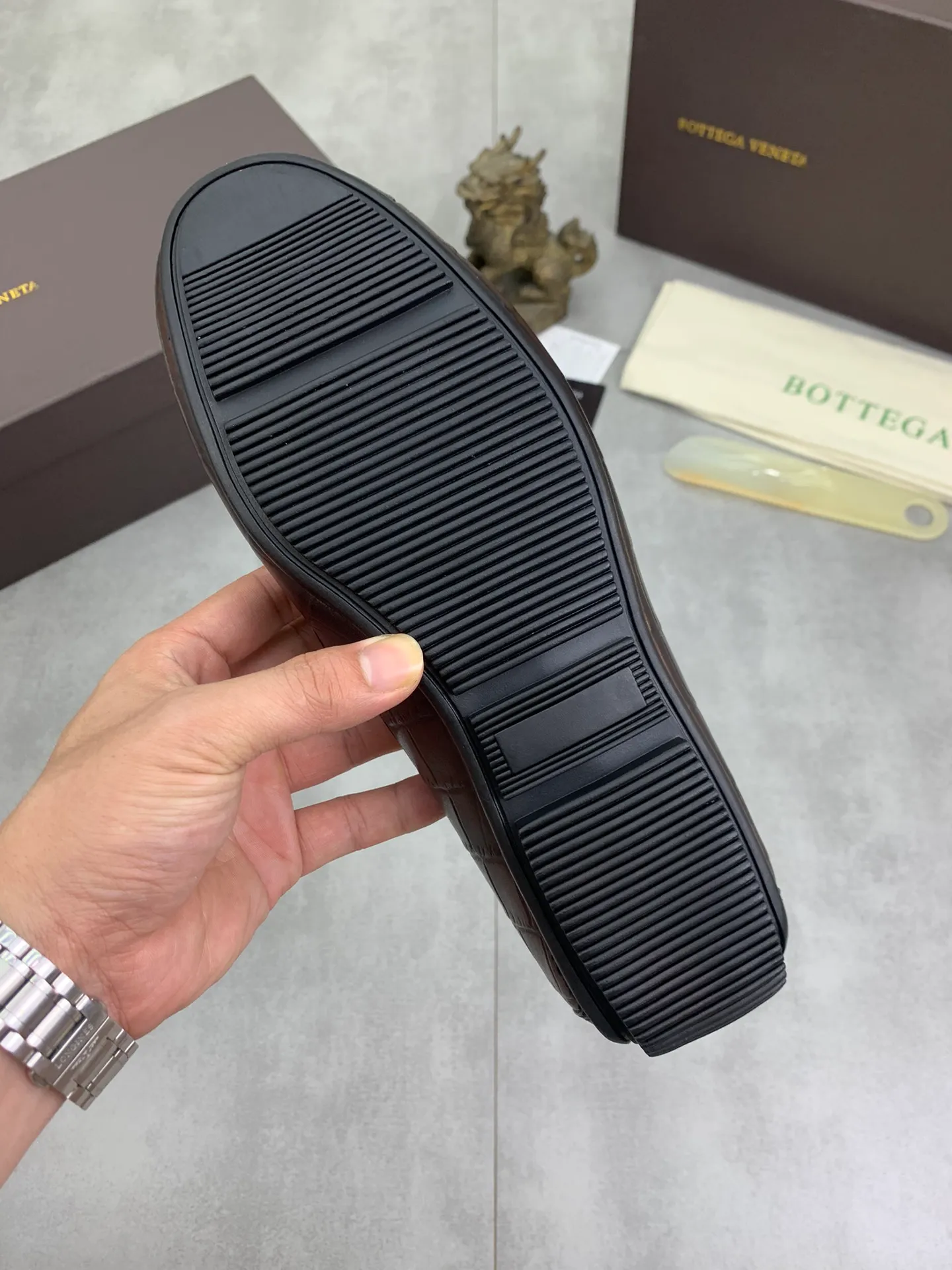Men's shoes 💰P420 [New model] Water-dyed Niuli 💰High-quality business beanie shoes 💎💎💎 BOTTEGA VENETA official website synchronizes the latest top version of BV in the market, accepts material comparison, shoe type comparison, process comparison, practical and texture, versatile, suitable for any occasion, the more you look at it, the more it tastes. Purely hand-woven craftsmanship - Upper material, Italian 🇮🇹 imported crocodile pattern calfskin - High-quality water-dyed cowhide lining - Original private model customized outsole -Size: 39-44 (38 45 can be customized) Color: black or brown optional